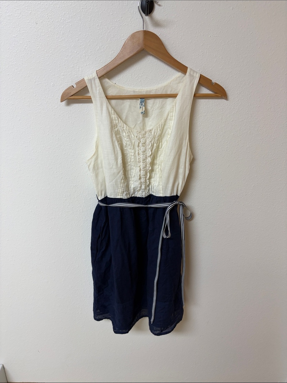 Maeve Sleeveless Two-Tone Cream and Navy Dress with Waist Tie women’s size 4